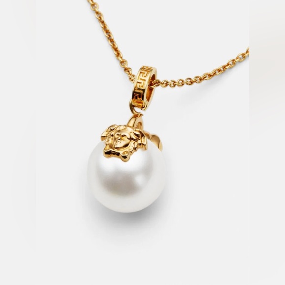 🎉🎉HP❤️❤️Versace Medusa faux pearl chain necklace NWT - Picture 1 of 7